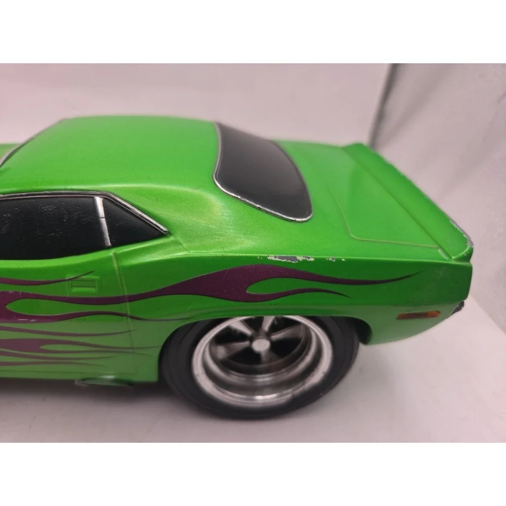 Muscle Machine 1/18 1970 Plymouth HEMI CUDA 2000 Funline Green W/ Purple Flames